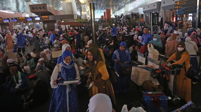 Ratusan calon jamaah umroh berkumpul untuk menunggu penerbangan di Terminal 3 Bandara Soekarno Hatta, Tangerang, Banten, Selasa (20/9/2022). ANTARA FOTO/Muhammad Iqbal
