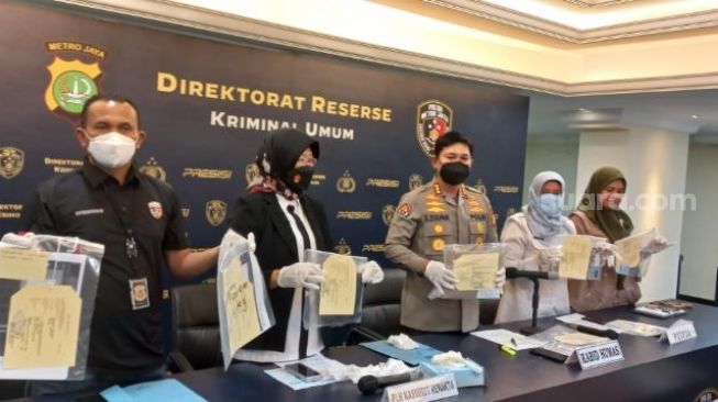 Polda Metro Jaya saat memperlihatkan barang bukti kasus prostitusi anak, Erika Mustika Tarigan. (Suara.com/M Yasir)