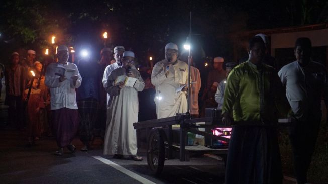 Malam Arba Mustamir, Warga Palam Bersalawat Keliling Kampung