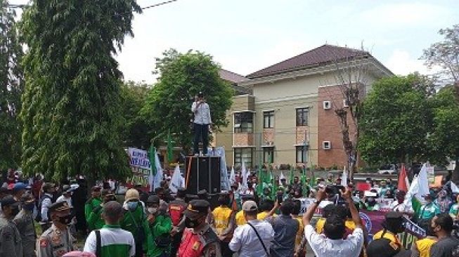 Tolak Kenaikan BBM, Serikat Buruh Demo di DPRD Karanganyar