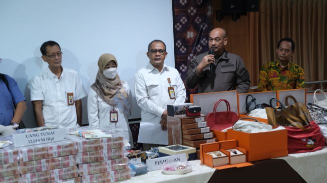 Kanwil DJP DIY Serahkan Tersangka dan Barang Bukti Kejahatan Penipuan Pajak Ke Penegak Hukum