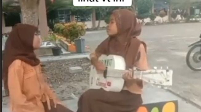 Kritis! Sambil Main Gitar, Dua Siswi Ini Nyanyikan Cover Lagu Sindir Ferdy Sambo: Polisi Tembak Polisi