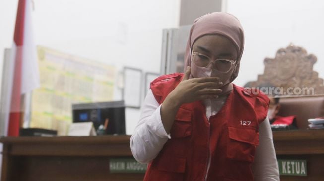 Medina Zein usai membacakan pledoi di Pengadilan Negeri Jakarta Selatan, Jakarta, Kamis (22/9). [Suara.com/Oke Atmaja]