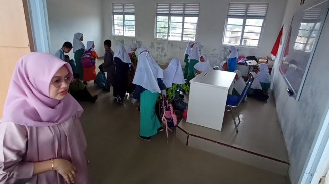 Viral Siswa SDN 04 Tanjunguma Batam Belajar tanpa Meja dan Bangku, Kurang Anggaran?