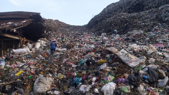 Borobudur Hasilkan 4 Ton Sampah Tiap Hari, Gunungan Sampah Di TPSA ...