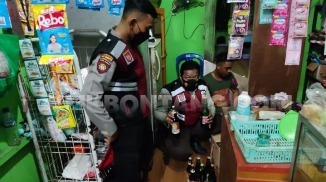 Warung Sembako di Bontang Jual Miras Ilegal. Polisi Sita 10 Botol