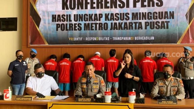 Polres Metro Jakarta Pusat saat merilis kasus bandar narkoba rekrut emak-emak disabilitas. (Suara.com/Rakha)