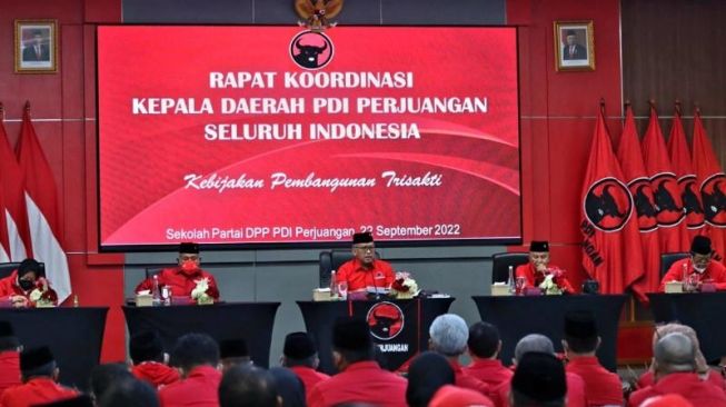 DPP PDIP mengumpulkan para 93 kepala daerah untuk rapat konsolidasi di Sekolah Partai PDIP, Jakarta Selatan. Acara tersebut dihadiri Gubernur Jawa Tengah Ganjar Pranowo. (Dok PDIP)