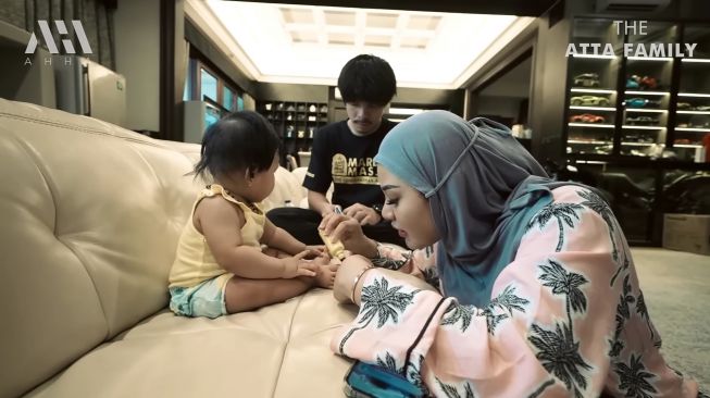 Posesif Banget! Atta Halilintar Hukum Kelinci Gegara Gigit Kaki Baby Ameena Hingga Robek