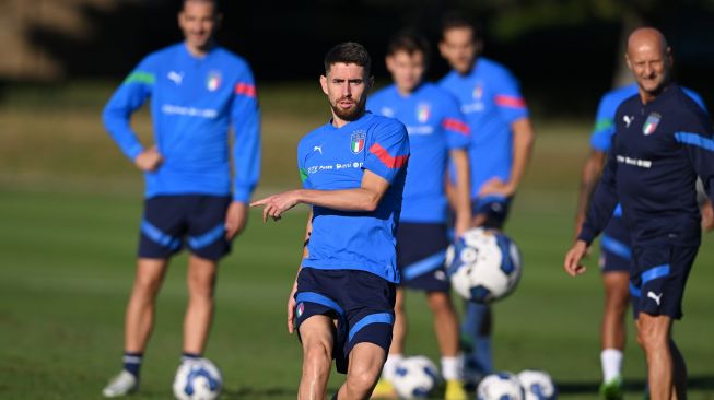 Gelandang Timnas Italia, Jorginho menjalani latihan bersama rekan-rekannya di Coverciano Technical Centre, Florence jelang menjamu Inggris dalam matchday kelima Liga A Grup 3 UEFA Nations League 2022-2023 di San Siro, Milan pada Sabtu (24/9/2022) mendatang. [figc.it]
