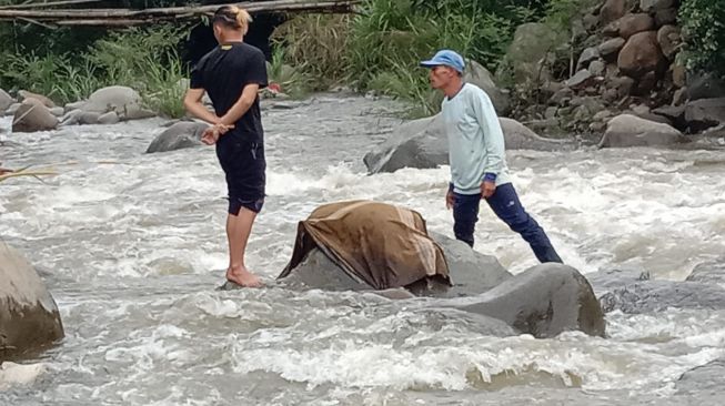 Hilang 3 Hari, Mayat Warga Lembah Gumanti Solok Ditemukan Tersangkut di Bebatuan Sungai