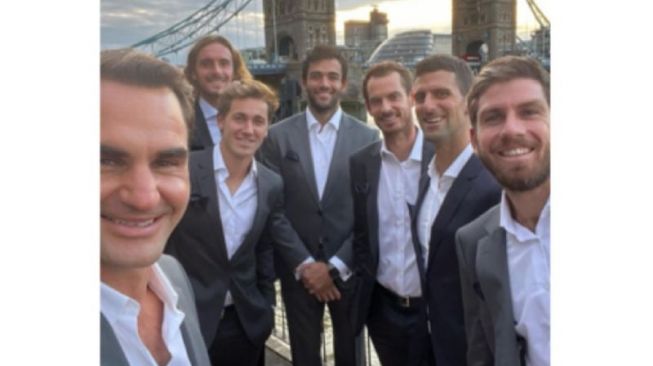 Tangkap layar unggahan media sosial Roger Federer berswafoto bersama Tim Eropa Laver Cup 2022 di London, Rabu (21/9/2022). (ANTARA/instagram.com/rogerfederer)