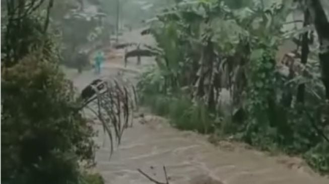 Banjir Terjang Desa Karangtengah Cilongok Banyumas, Akses Jalan Dikabarkan Tertutup