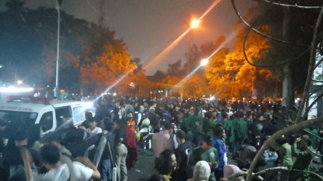 Dikejar Polisi, Massa Aksi Tolak Kenaikan BBM di Bandung Dievakuasi ke Kampus ITB