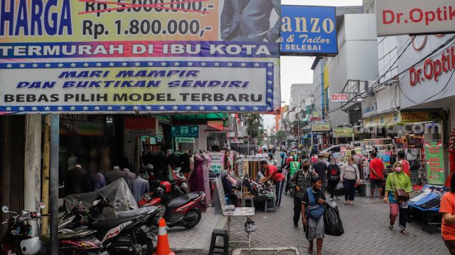 Suasana kompleks pertokoan di kawasan Pasar Baru, Jakarta Pusat, Kamis (22/9/2022). [Suara.com/Alfian Winanto]
