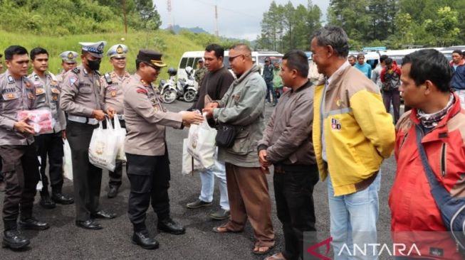 Kapolres Solok AKBP Apri Wibowo saat menyerahkan 100 paket sembako ke sopir dan tukang ojek [ANTARA/HO-Polres Solok]