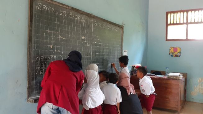 PMM 18 UMM Ajak Siswa-siswi di SDN Patokan III Bermain Sembari Calistung