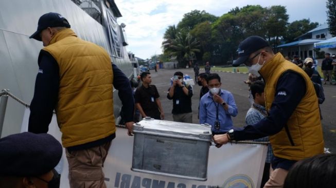 Bank Indonesia Sulawesi Selatan Bawa Rp2,2 Miliar Uang Rupiah Pakai Kapal Perang ke Pulau Terpencil
