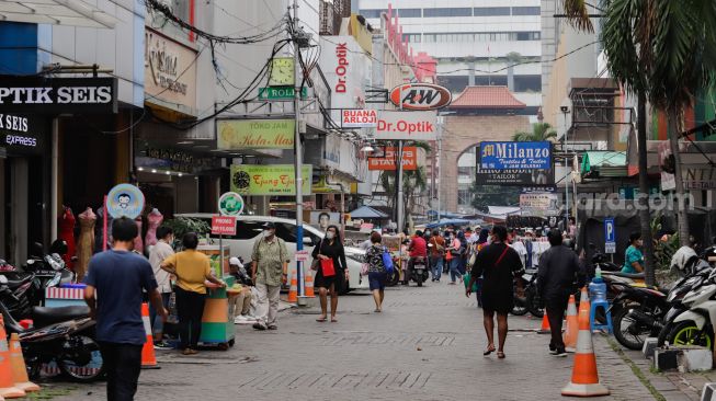Suasana kompleks pertokoan di kawasan Pasar Baru, Jakarta Pusat, Kamis (22/9/2022). [Suara.com/Alfian Winanto]