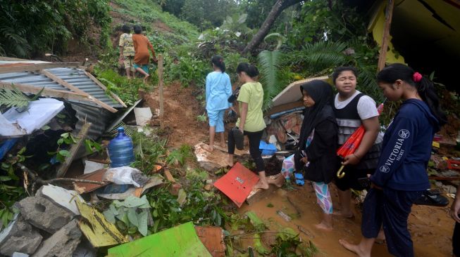 Sejumlah warga menaiki bukit imbas jalan tertutup longsor di Batubusuk, Padang, Sumatera Barat, Kamis (22/9/2022). [ANTARA FOTO/Iggoy el Fitra/rwa].