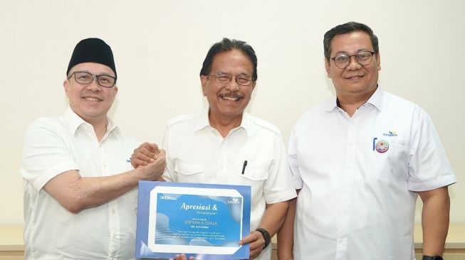 Taspen Serahkan Manfaat Program THT dan Pensiun Sofyan Djalil Mantan Menteri ATR