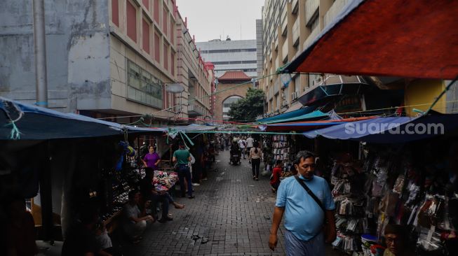 Suasana kompleks pertokoan di kawasan Pasar Baru, Jakarta Pusat, Kamis (22/9/2022). [Suara.com/Alfian Winanto]
