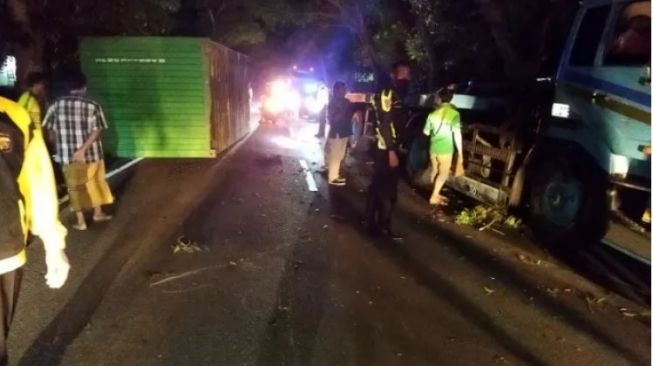 Peti Kemas Kontainer Lepas di Jalan Raya Denpasar  Gilimanuk Celakai Pengendara Motor