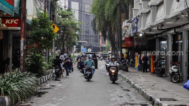 Suasana kompleks pertokoan di kawasan Pasar Baru, Jakarta Pusat, Kamis (22/9/2022). [Suara.com/Alfian Winanto]
