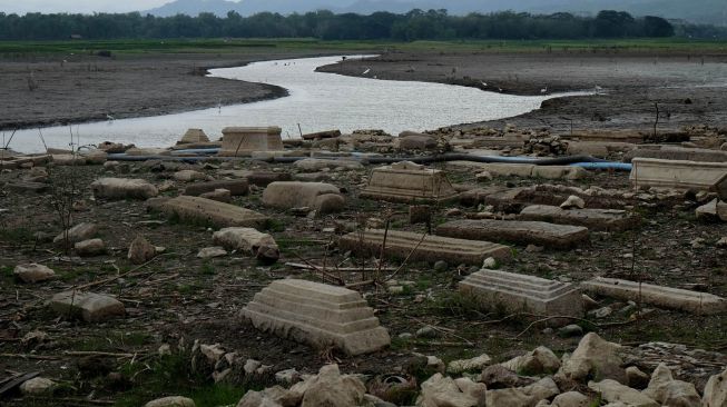 Horor! Sejumlah Makam Bermunculan di Waduk Gajah Mungkur