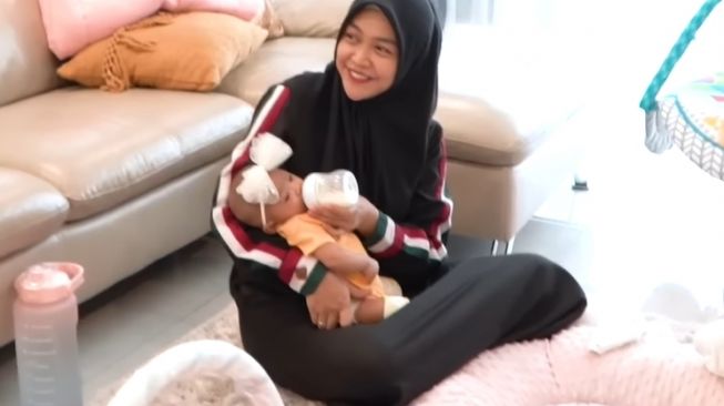 Ria Ricis Buktikan Anaknya Kuat, Cara Asuh Baby Moana kerap Dinyinyiri