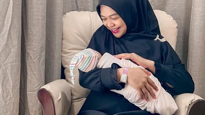 Pola Asuh Dicibir, Ria Ricis Buktikan Bahwa Baby Moana Kuat