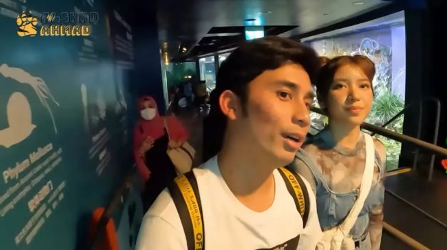 Momen Liburan Alshad Ahmad dan Tiara Andini di Singapura (YouTube/Alshad Ahmad)