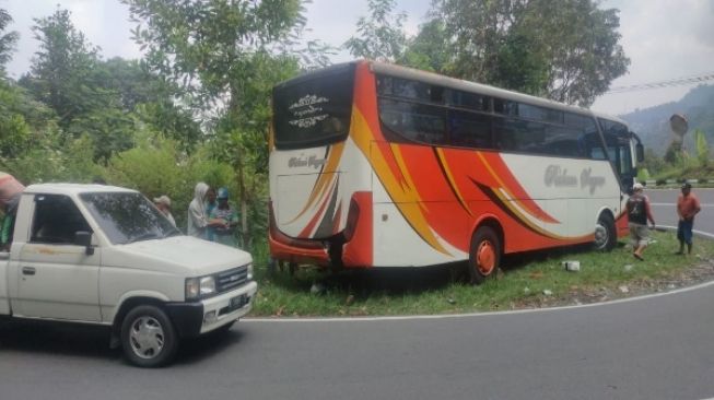 Braakk! Diduga Rem Blong, Bus Jurusan Solo-Tawangmangu Tabrak Pembatas Jalan, Ini Kronologinya