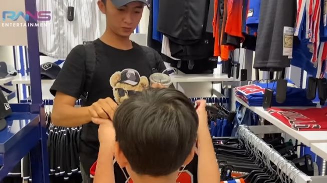 Rafathars Moment beim Einkaufen in New York (YouTube Rans Entertainment)