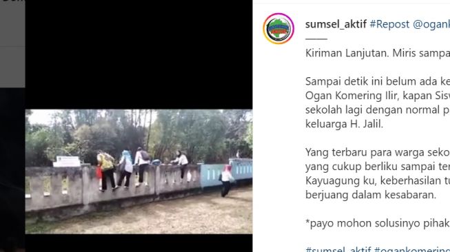Miris! Ibu-Ibu Guru SMK 3 Kayu Agung Panjat Tembok Karena Akses Jalan Sekolah Bersengketa