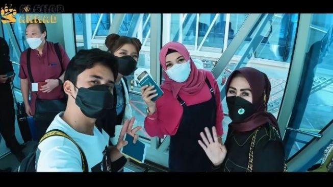 Momen Liburan Alshad Ahmad dan Tiara Andini di Singapura (YouTube/Alshad Ahmad)