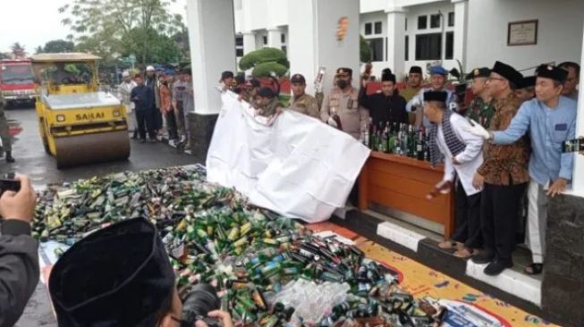 Ormas Islam dan Satpol PP di Kota Santri Amankan Dua Ribu Lebih Botol Miras  dalam Empat Hari