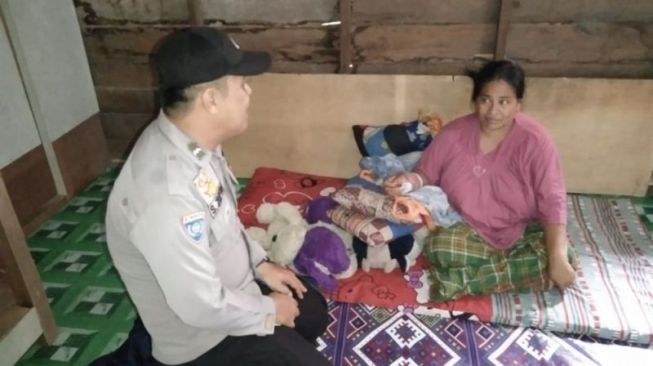 Ernawati (40), warga Desa Teluk Nabung, Kecamatan Gaung, Kabupaten Indragiri Hilir, selamat setelah berduel sengit dengan seekor buaya. [ANTARA]