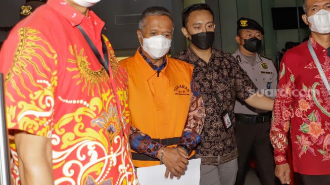 Hakim Agung Mahkamah Agung (MA) Sudrajad Dimyati (tengah) berjalan dengan mengenakan rompi tahanan seusai diperiksa di Gedung Merah Putih KPK, Jakarta Selatan, Jumat (23/9/2022). [Suara.com/Alfian Winanto]
