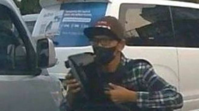 Terulang Lagi, Bandit Curi Spion Mobil Fortuner Saat Kondisi Macet Di Grogol