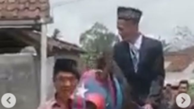 Viral Pengantin Pria di Ponorogo Diarak Naik Kuda Menuju ke Rumah Pengantin Wanita, Netizen: Kaya Pendekar