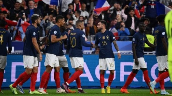 Para pemain Prancis merayakan gol Kylian Mbappe (tengah) pada pertandingan sepak bola UEFA Nations League, Liga A Grup 1 antara Prancis dan Austria di Stade de France di Saint-Denis, utara Paris, pada 22 September 2022. FRANCK FIFE / AFP