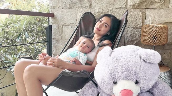 Potret Jessica Iskandar Momong Baby Don. (Instagram/inijedar)