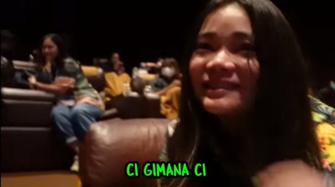 Momen Olivia Allan Sewa Bioskop (YouTube/The Sumargo's)