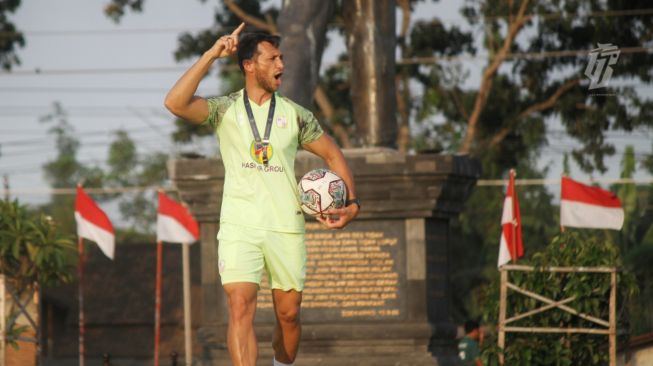 Pelatih anyar Barito Putera Rodney Goncalves memimpin sesi latihan Laskar Antasari di Pati, Jawa Tengah. [AFP]