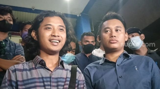 Achmad Syaiful Anam, perwakilan dari Ikatan Mahasiswa Lintas Agama Indonesia (paling kiri) ditemui di Polda Metro Jaya, Minggu (23/9/2022) [Suara.com/Rena Pangesti]