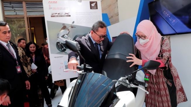 Dari PT Astra Honda Motor, hadir Honda PCX Electric (EV) yang bisa dijajal para delegasi [Grup Astra].