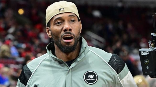 Bintang Los Angeles Clippers Kawhi Leonard yang tengah cedera menyaksikan rekan-rekannya menghadapi Chicago Bulls dalam lanjutan NBA di United Center, Illinois, Amerika Serikat, pada 31 Maret 2022. (ANTARA/AFP/GETTY IMAGES/Quinn Harris)