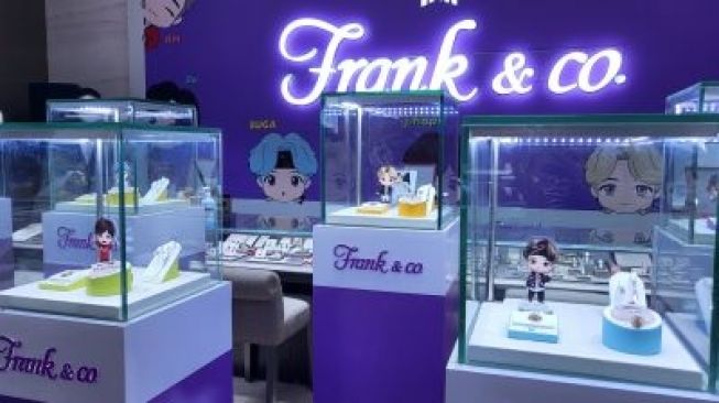 Brand perhiasan lokal Frank & Co. mengeluarkan seri kedua dari koleksi TinyTAN BTS pada Kamis (22/9/2022). (Dok. Dinda/Suara.com)