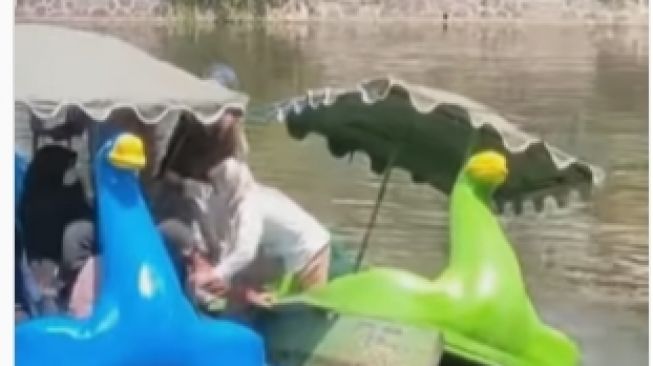 Detik-detik Perahu Bebek di Danau UMM Tenggelam saat Dinaiki Mahasiswa, Netizen: Bebeknya Juga Punya Capek Rek